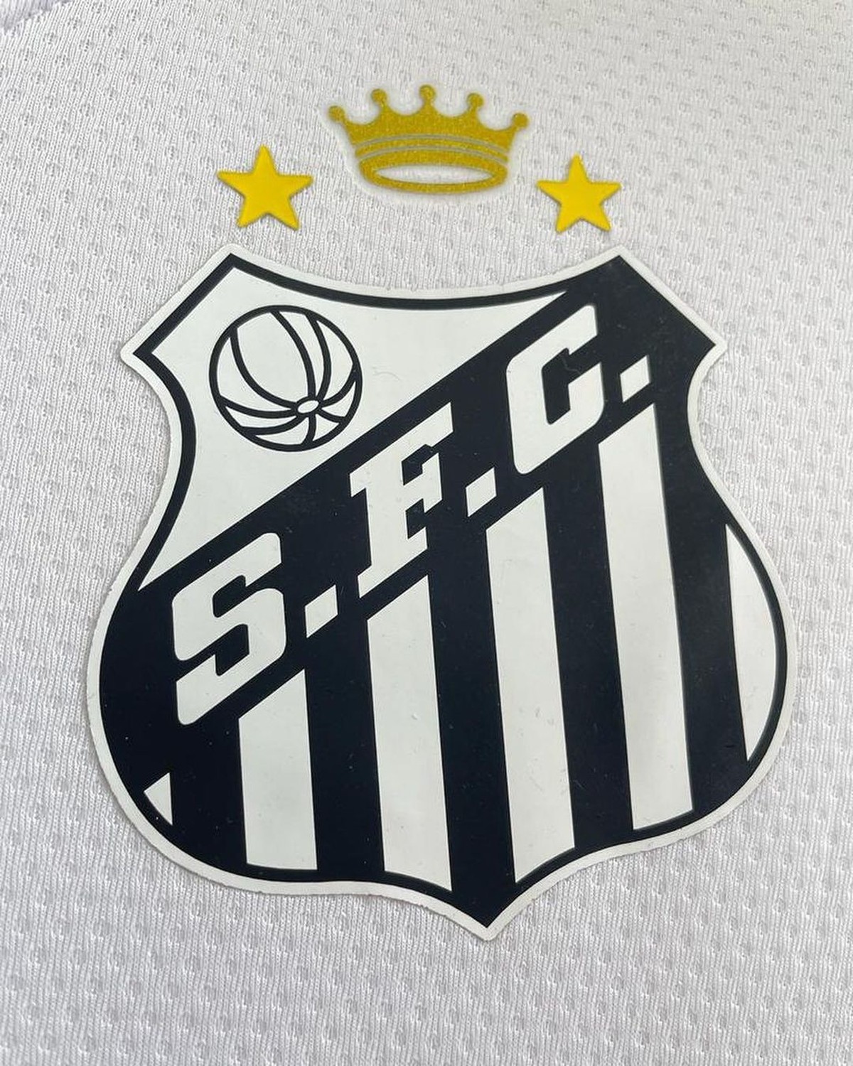 Santos divulga camisa com coroa em homenagem a Pelé no escudo