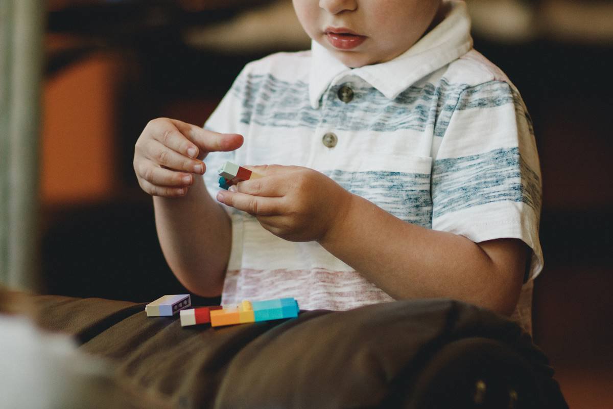 “É como bater a cabeça na parede”, explica pai de autista sobre efeito de fogos de artifício no filho