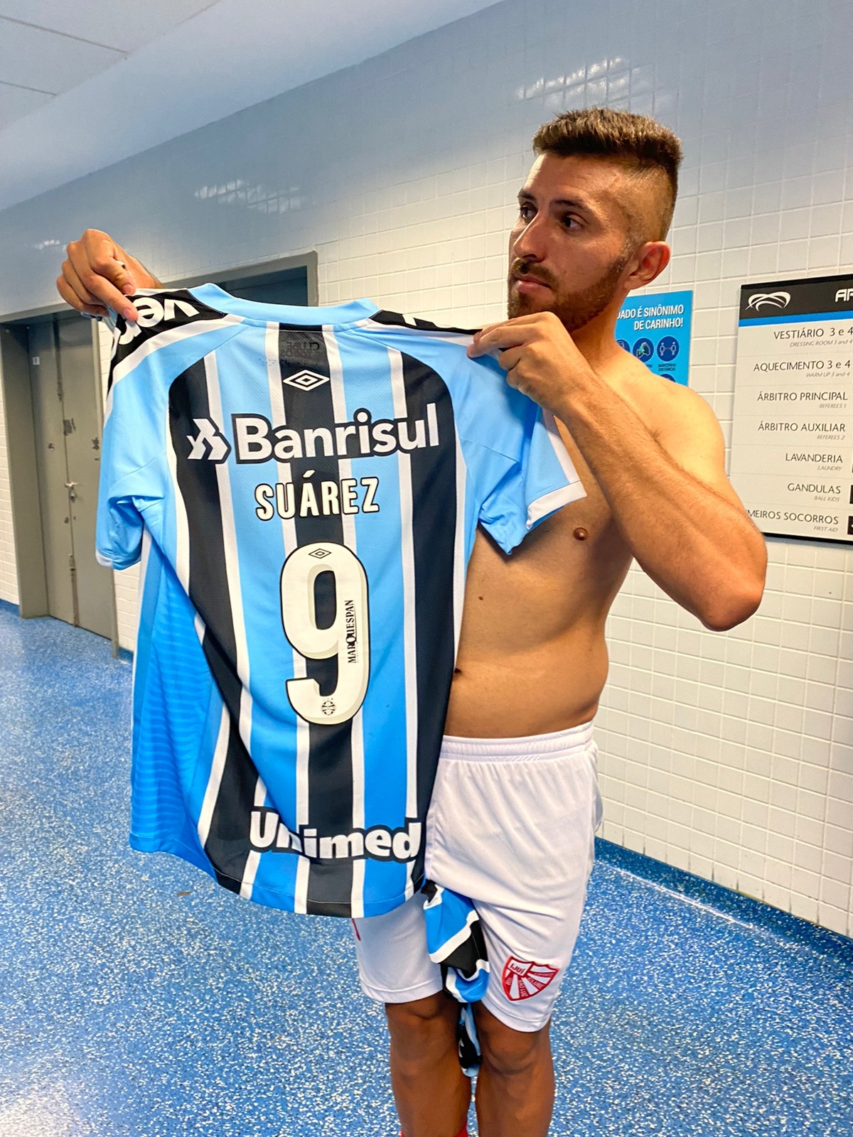 Zagueiro rival ganha camisa usada por Suárez em estreia pelo Grêmio: “Vou colocar em um quadro”