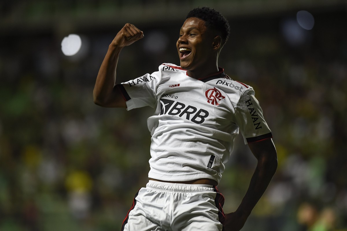Newcastle insiste por Matheus França, mas Flamengo só conversa a partir dos 25 milhões de euros