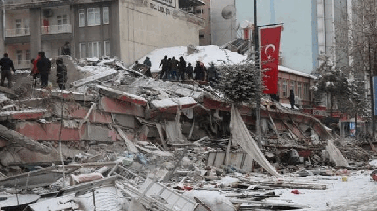 Terremoto de magnitude 7,8 deixa mais de 2 mil mortos na Turquia e na Síria; ACOMPANHE AO VIVO