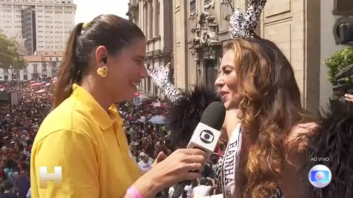 Bola Preta desfila no Centro do Rio com Paolla Oliveira e Leandra Leal