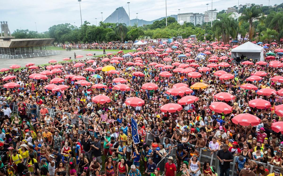 Simpatia, Boitatá, Bangalafumenga e mais 51 blocos desfilam no Rio; FOTOS