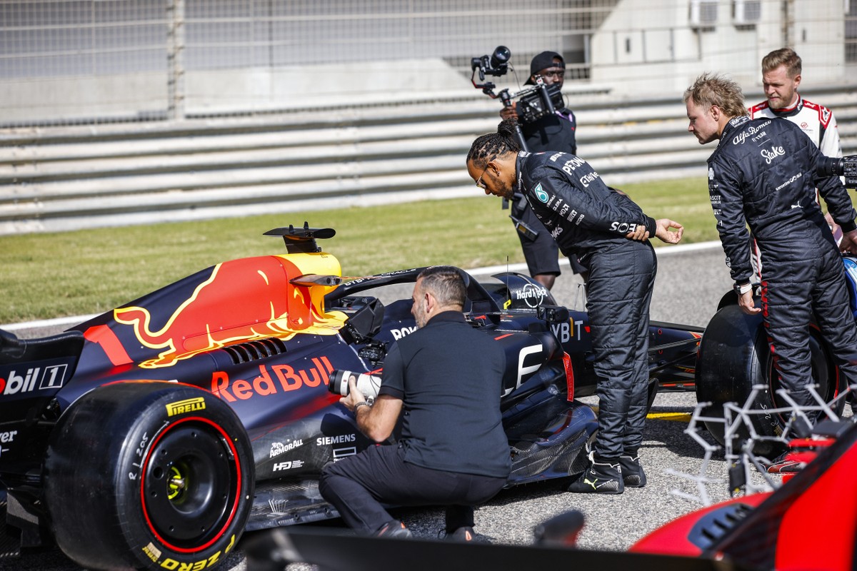 Hamilton é visto analisando RBR de Verstappen em testes da F1