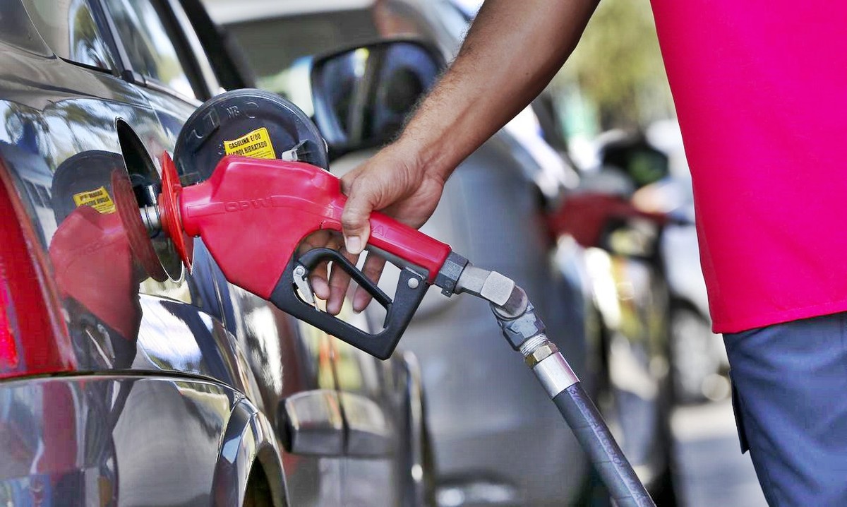 Gasolina fica R$ 0,47 mais cara a partir de hoje com volta de impostos; etanol sobe R$ 0,02