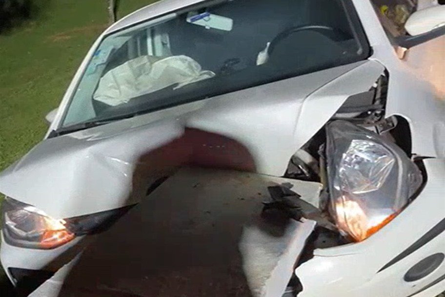 Em acidente grave, motorista quase cai em tesourinha, mas escapa ileso