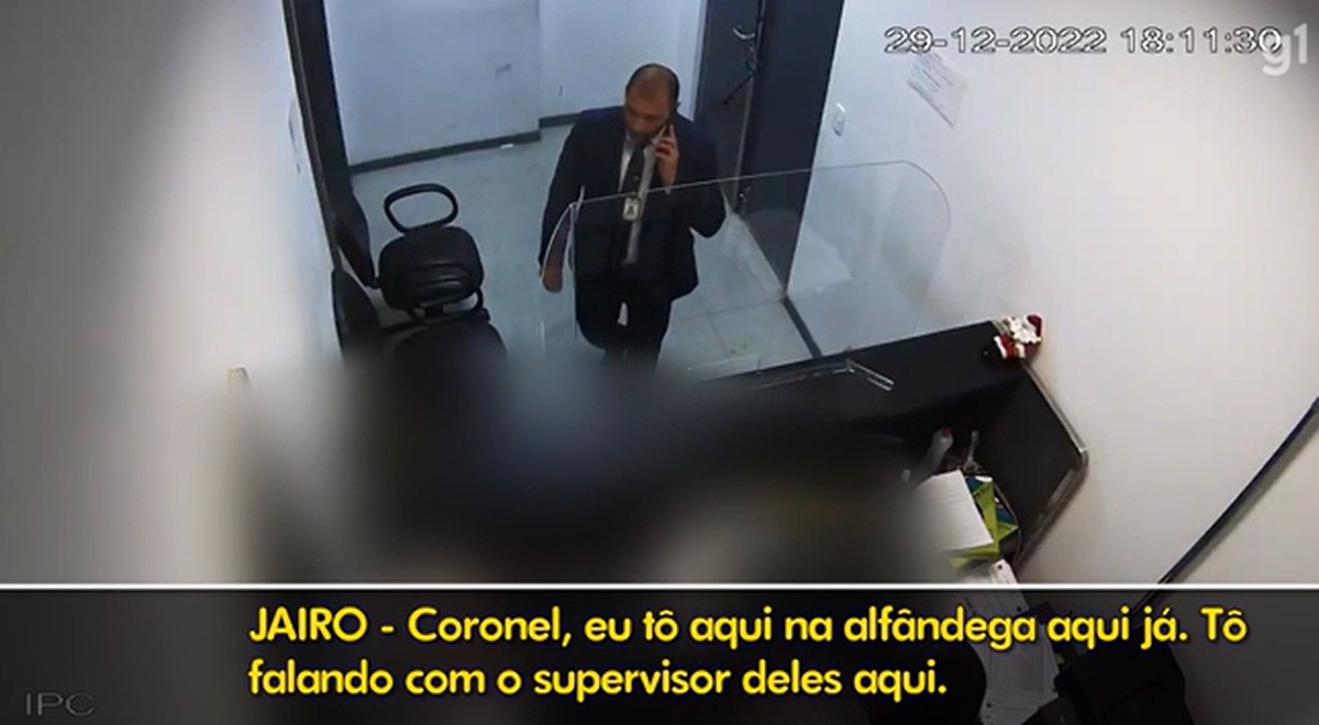 Exclusivo: vídeo mostra momento em que enviado de Bolsonaro tenta retirar joias do Aeroporto de Guarulhos