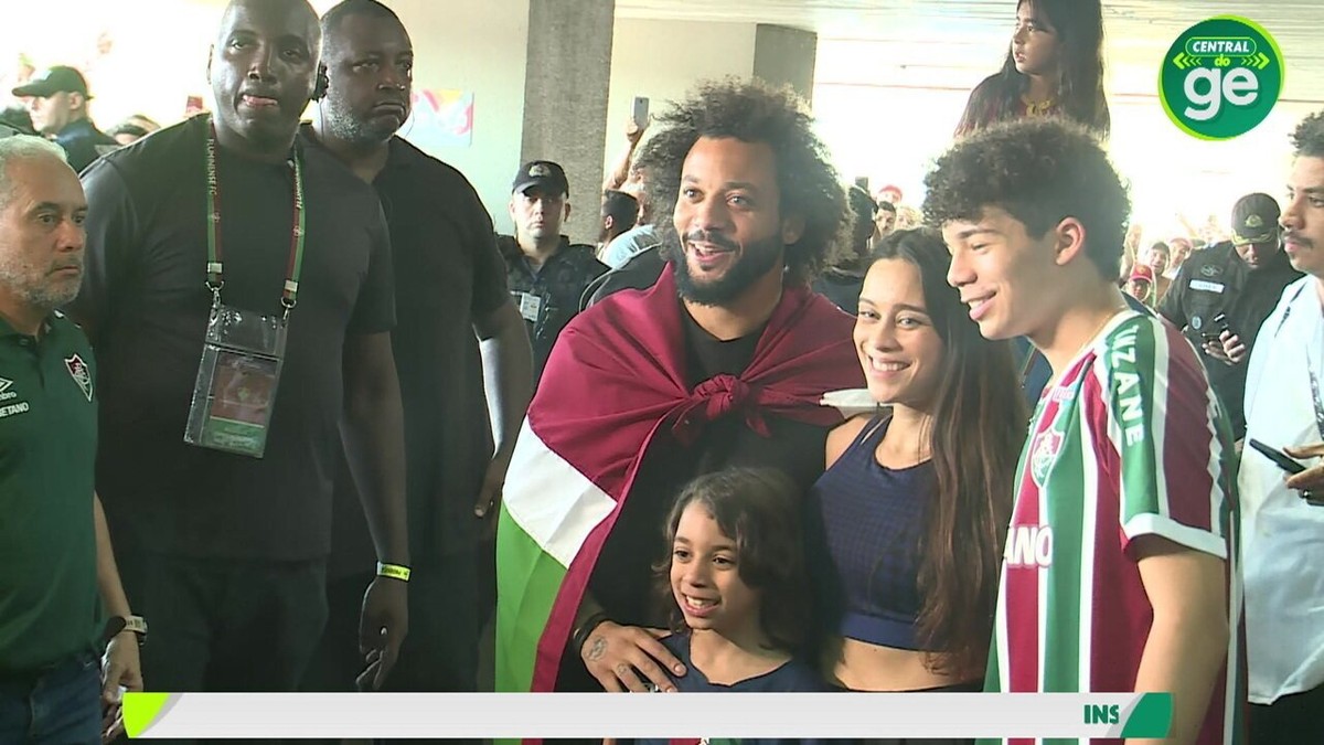 Marcelo desembarca no Rio e é recebido com festa pela torcida do Fluminense no aeroporto