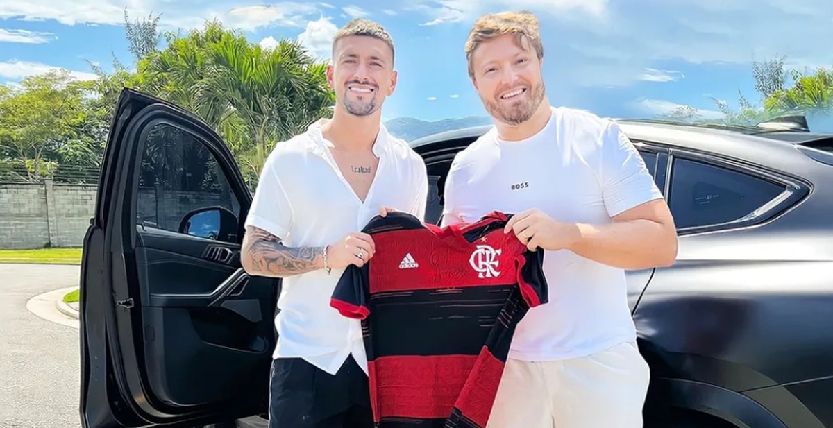 Arrascaeta compra carro “rubro-negro” de mais de R$ 1 milhão em homenagem ao Flamengo