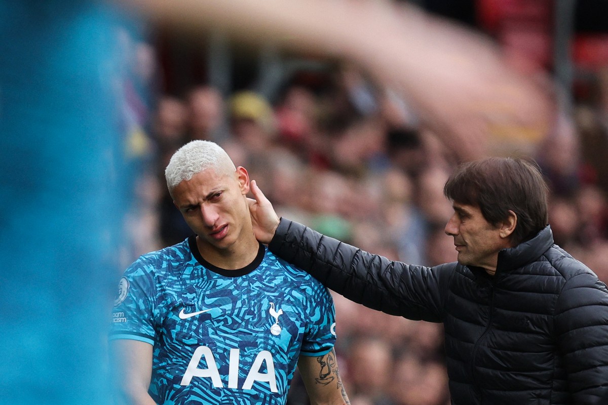 Richarlison sofre lesão em jogo do Tottenham e sai de campo chorando