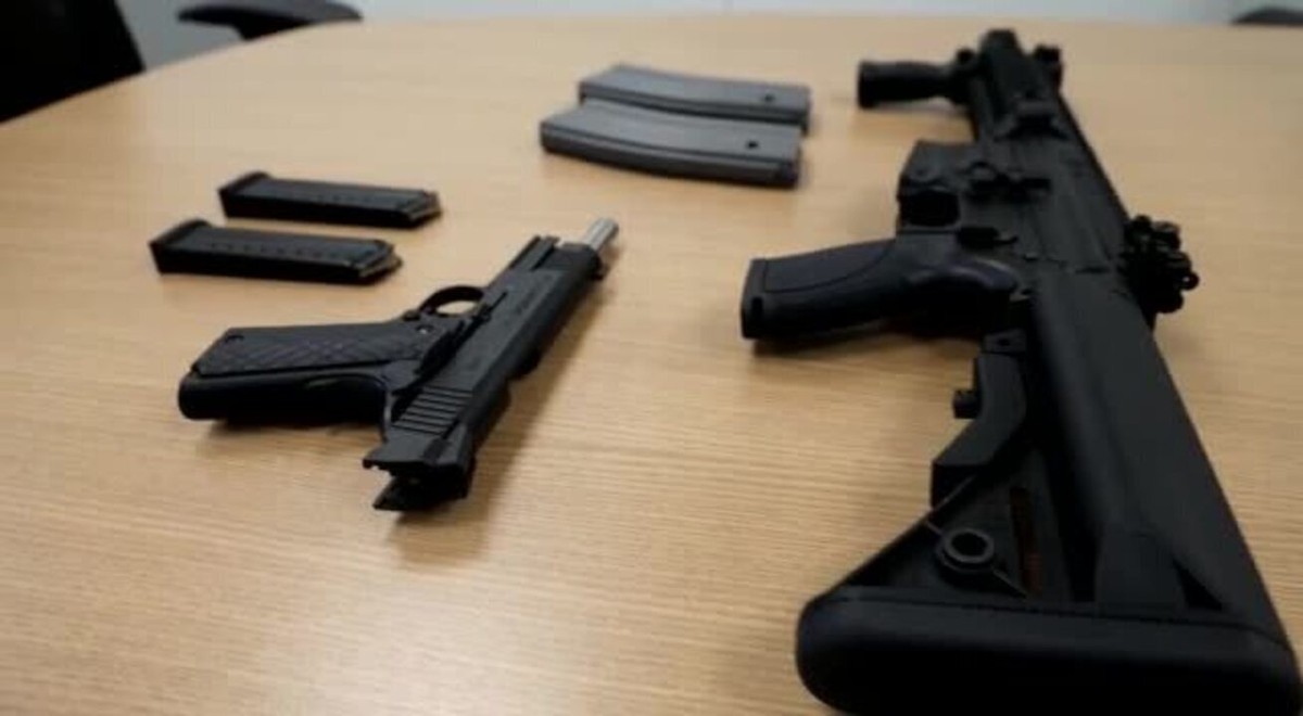 Defesa de Bolsonaro entrega à PF armas dadas de presente ao ex-presidente; VEJA IMAGENS