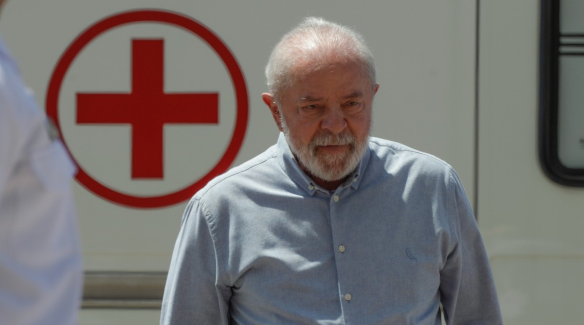 Médico de Lula: ‘Não fazia sentido ele pegar um voo de 36 horas sem estar curado. Ele podia piorar’