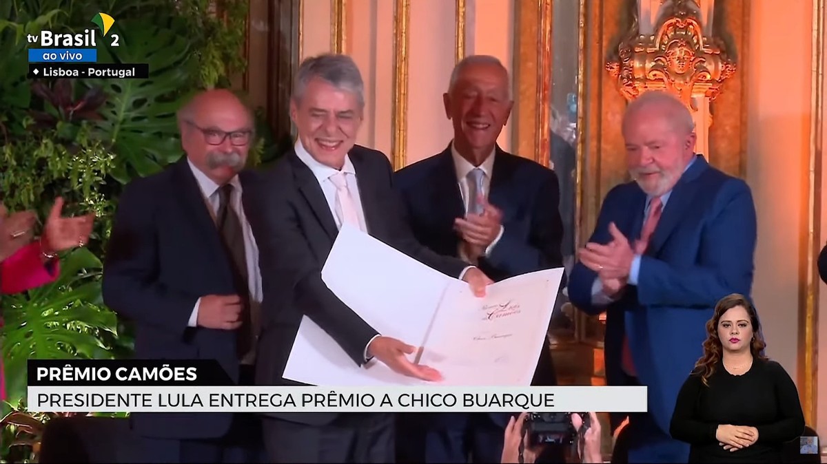 Chico Buarque recebe prêmio Camões em cerimônia com Lula e presidente de Portugal