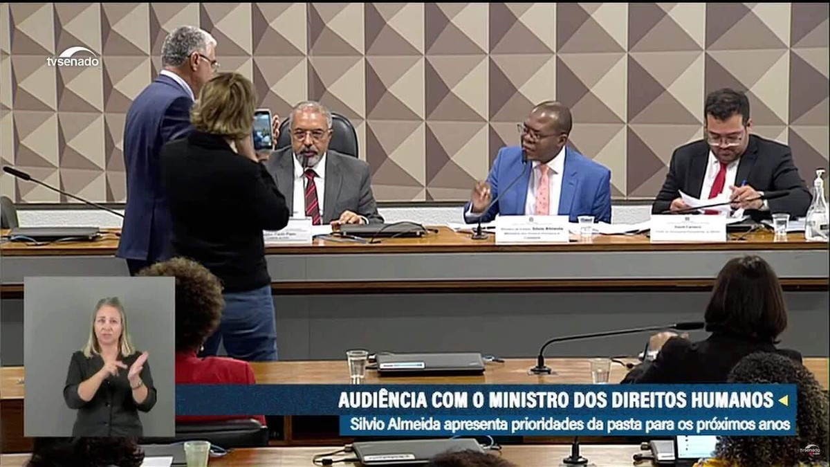 Vice-líder da oposição no Senado tenta entregar réplica de feto a ministro Silvio Almeida, que repudia: ‘escárnio’