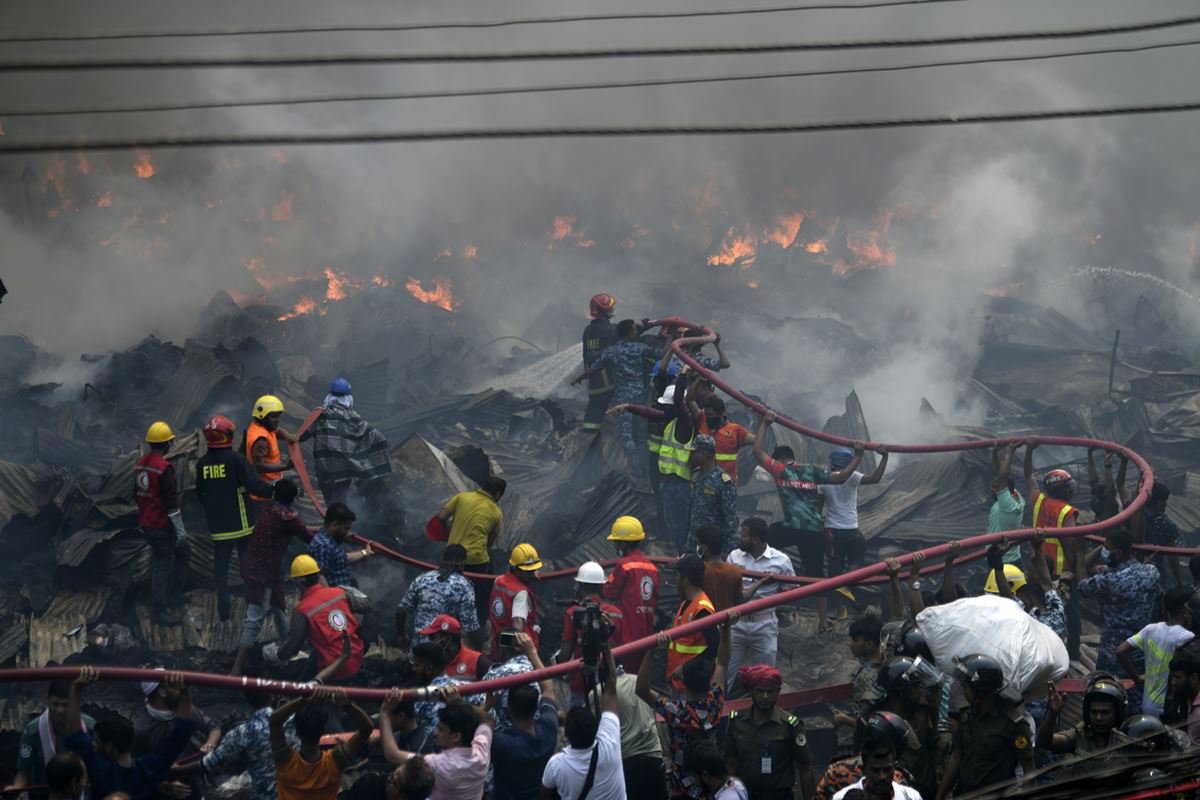 Enorme incêndio destrói mais de 3 mil lojas de tecido em Bangladesh