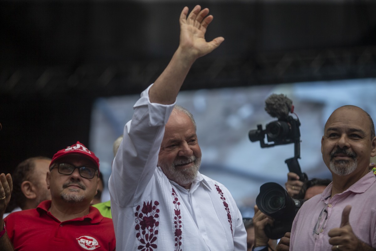 Lula participa de evento do Dia do Trabalhador com centrais sindicais e diz que irá terminar obras de universidades federais em SP