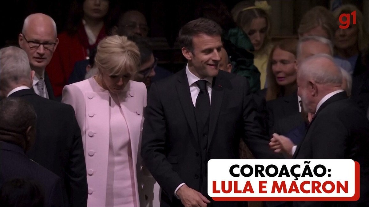 Lula e Janja se sentam ao lado de Macron na coroação; primeira-dama usou vestido vermelho