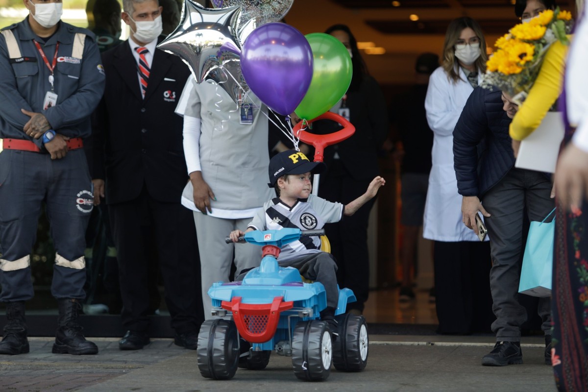 ‘Tô me recuperando. Um beijo’: menino que saiu do coma após 16 dias tem alta do hospital