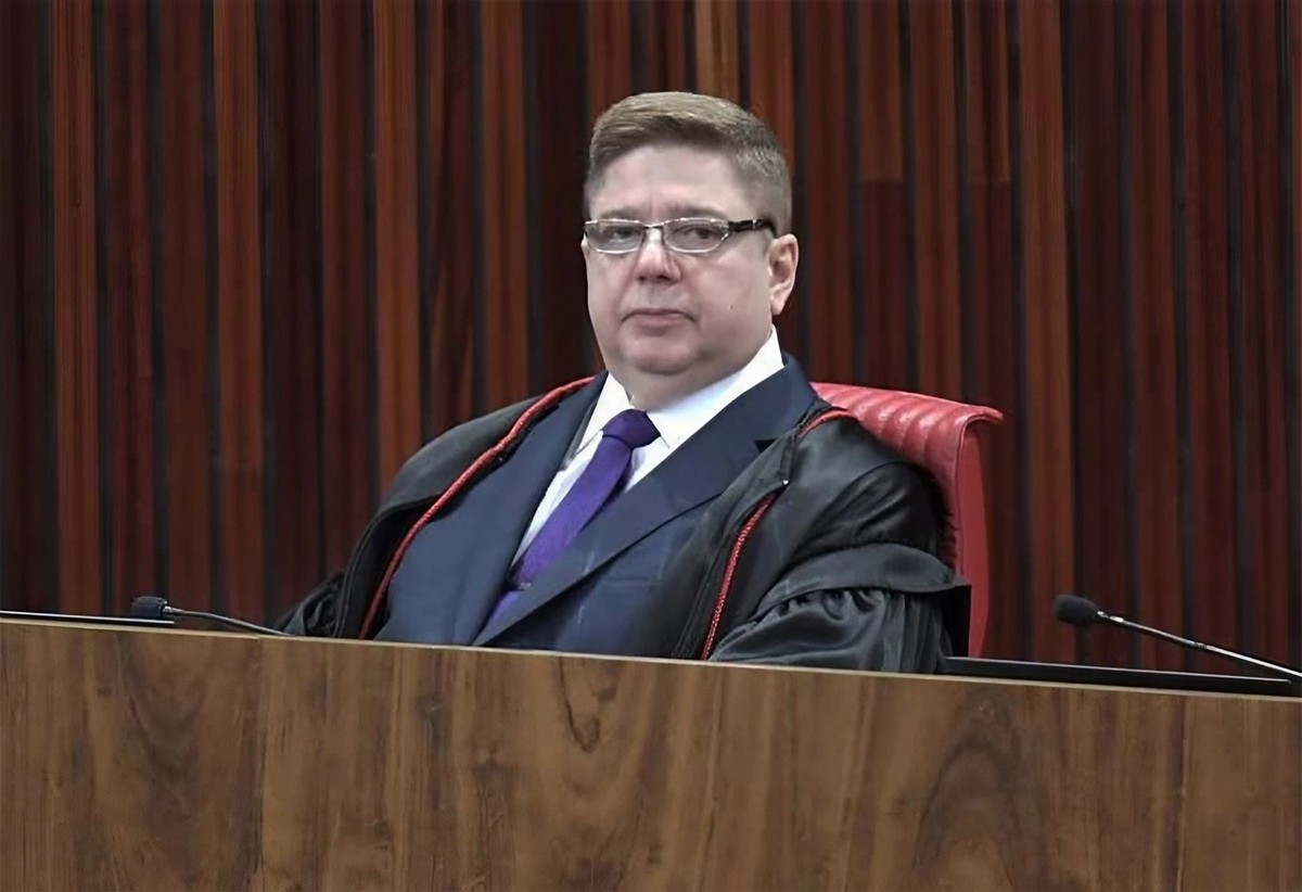 Julgamento de Bolsonaro no TSE: quem é Raul Araújo, ministro que votou contra inelegibilidade do ex-presidente