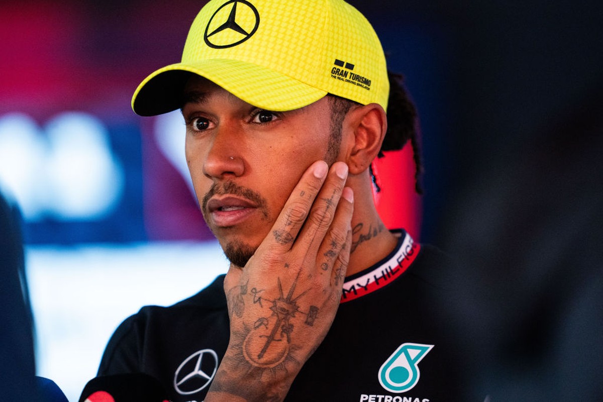 Hamilton reclama de carro na Áustria, e chefe retruca: “Pilote”