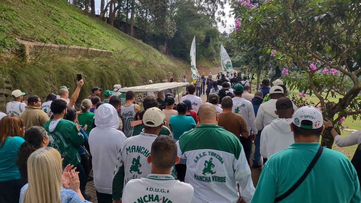 Corpo de torcedora do Palmeiras é enterrado sob forte emoção e com cortejo de bateria da Mancha Verde