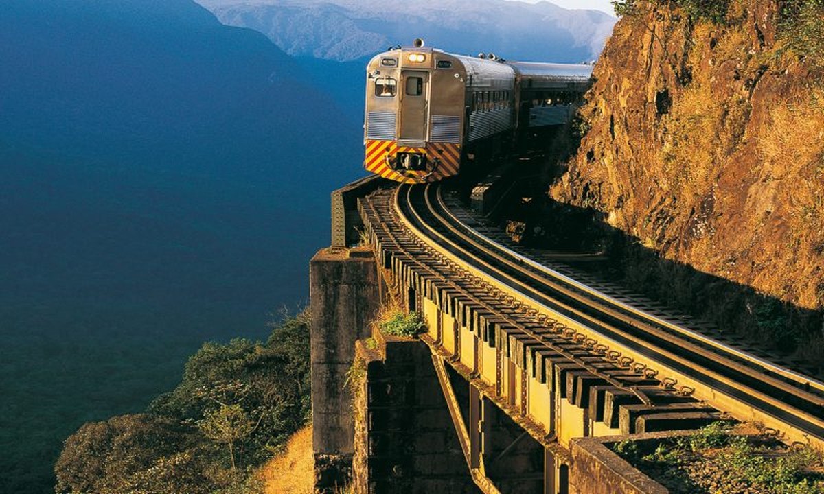 Entenda como é o passeio do trem turístico que ficou preso na Serra do Mar com 943 passageiros