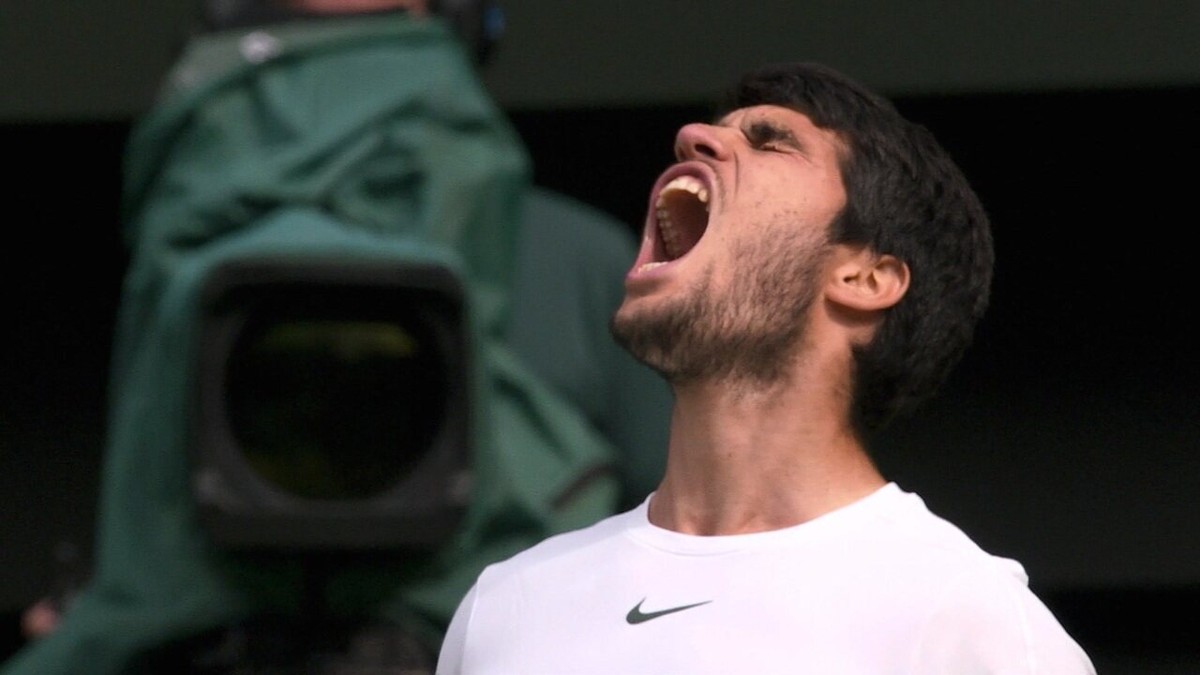 Final de Wimbledon: Alcaraz vence game de 26 minutos contra Djokovic; veja