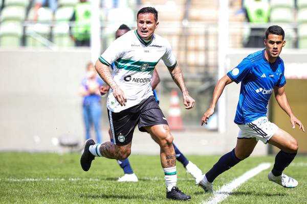 Torcida do Cruzeiro vaia time após empate e ovaciona Edu, estreante do Coritiba