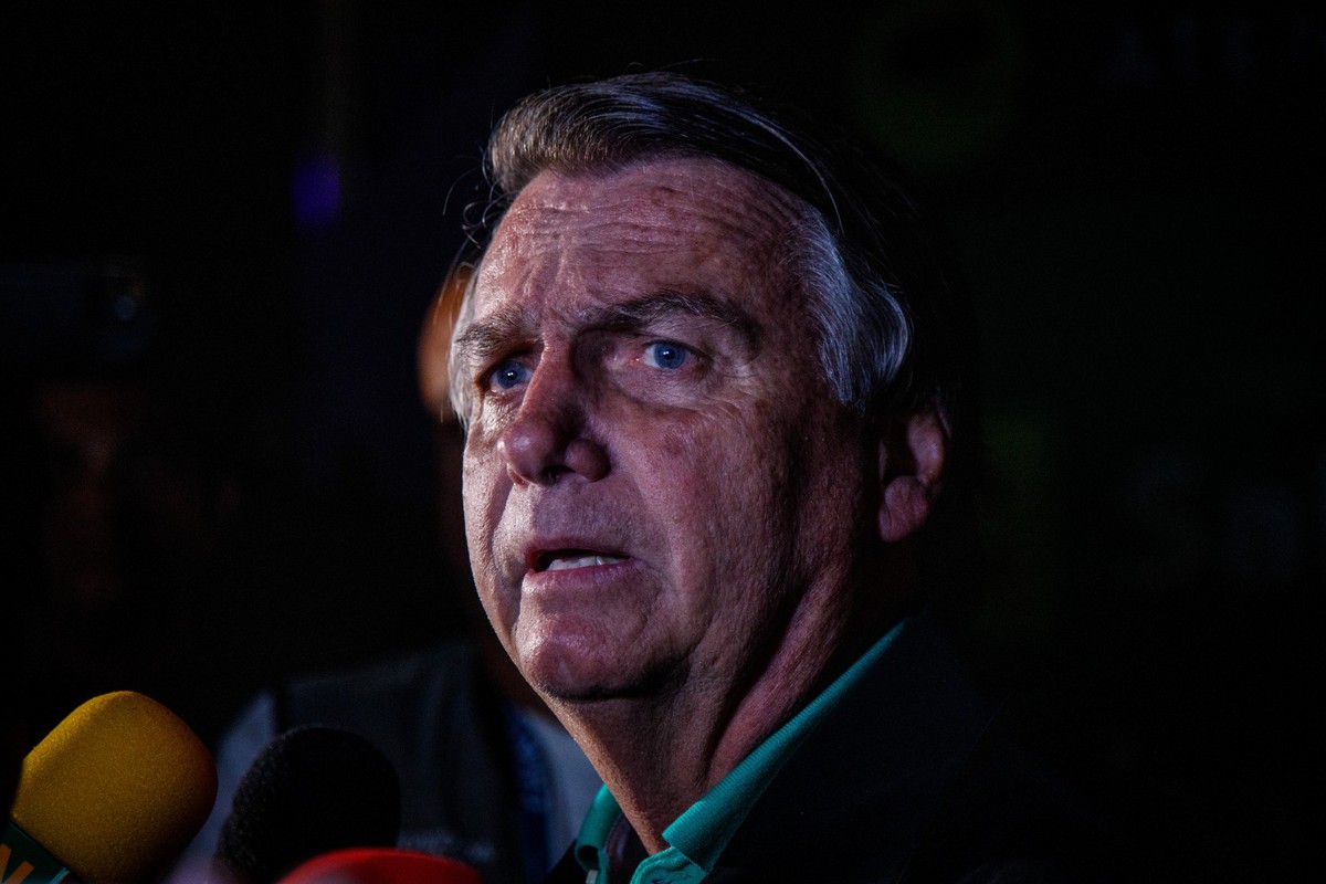 Autor da ação que tornou Bolsonaro inelegível é contra suspender salário do ex-presidente