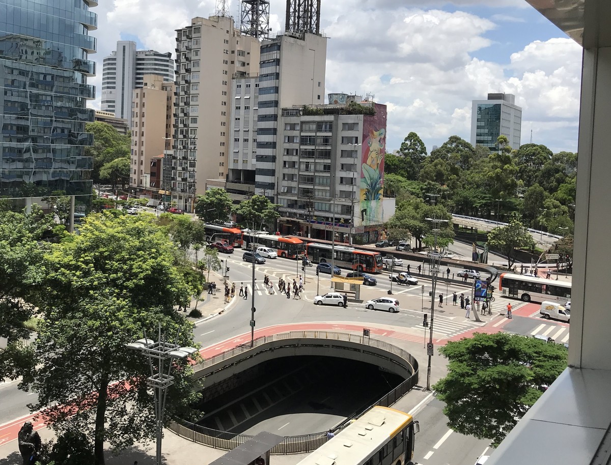 Av. Paulista tem trecho interditado para construção de túnel entre estações do Metrô; obra terá duração de 3 anos