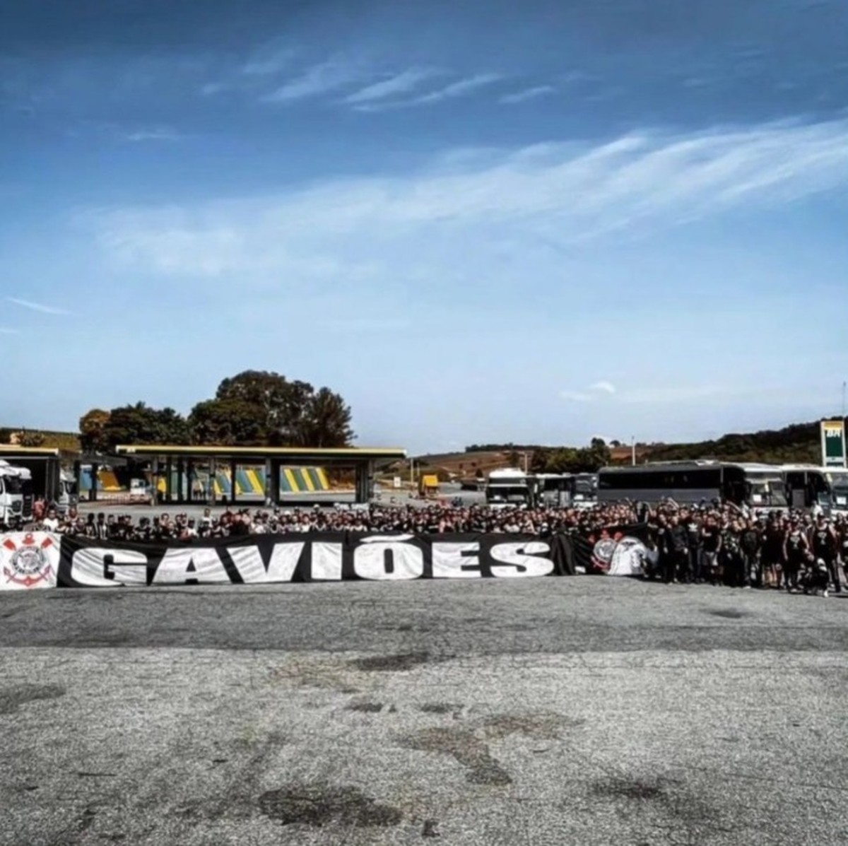 Acidente com torcedores do Corinthians: ‘Comecei a gritar para todo mundo acordar e o ônibus já capotou’, diz sobrevivente