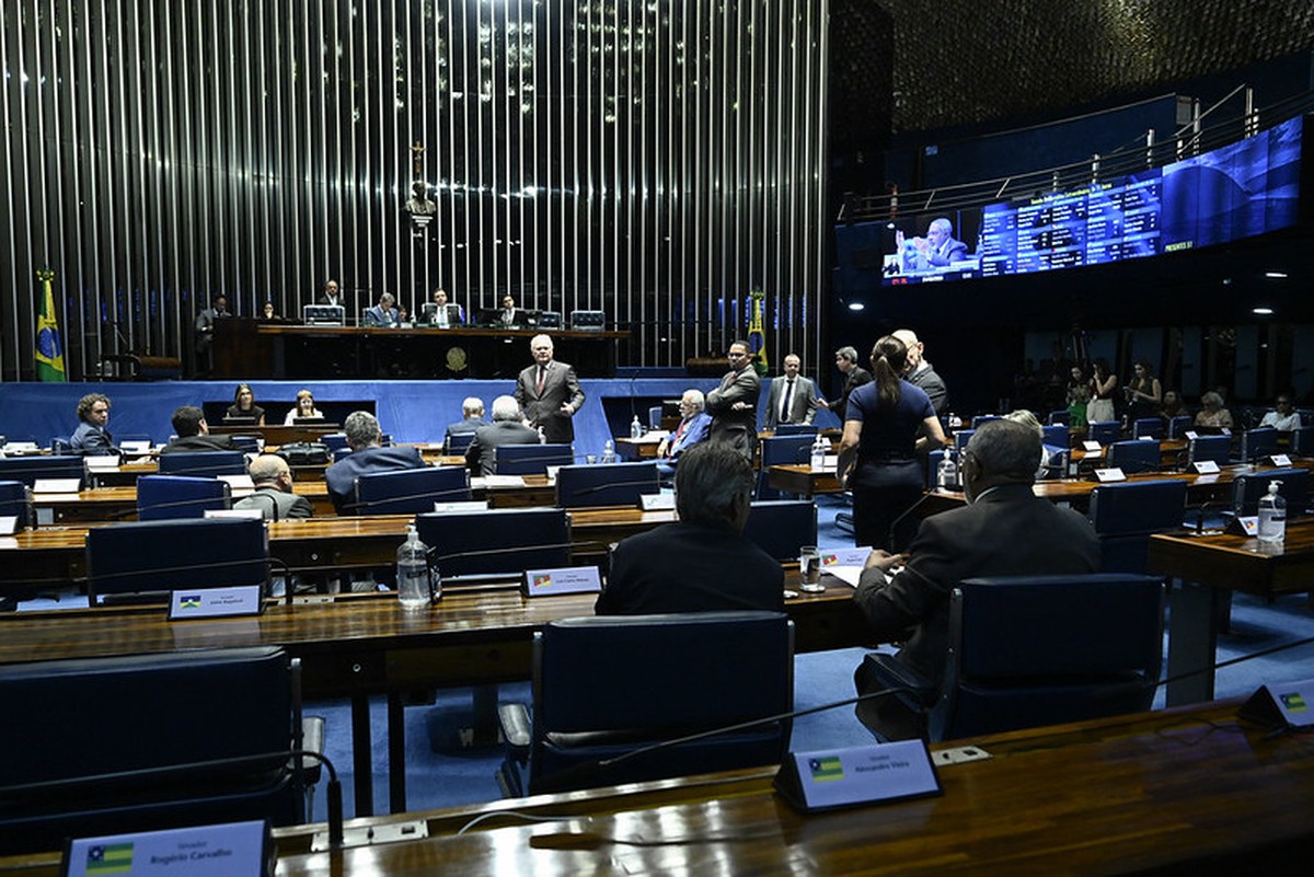 Senado aprova MP que reajusta salário mínimo e amplia faixa de isenção do IR