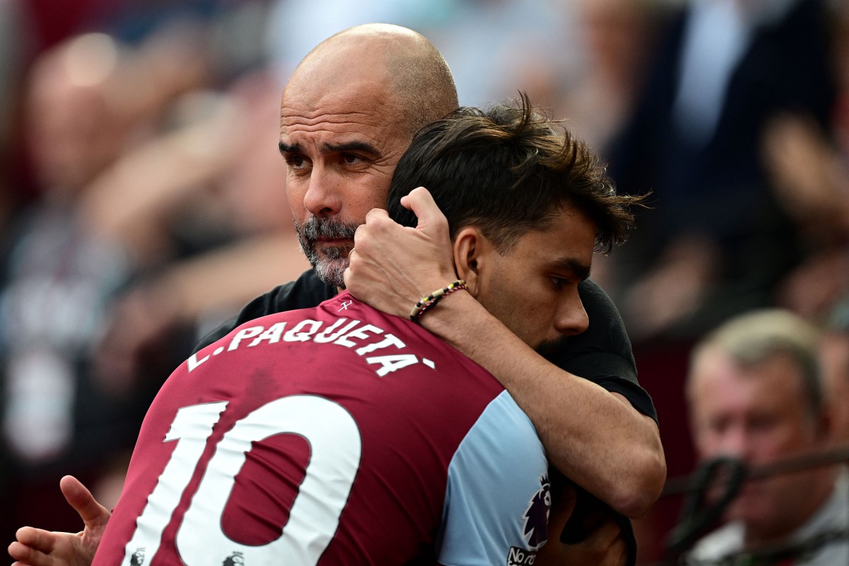 Após negociação, Lucas Paquetá é abraçado por Guardiola em West Ham x City