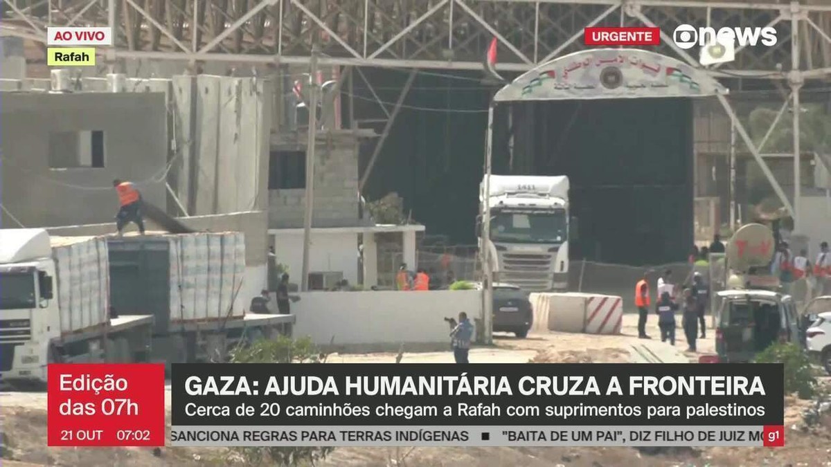 Caminhões com ajuda humanitária atravessam fronteira da Faixa de Gaza pela passagem de Rafah