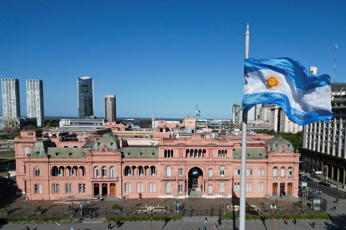 Milhões de argentinos comparecem às urnas neste domingo para eleger novo presidente: veja as últimas notícias