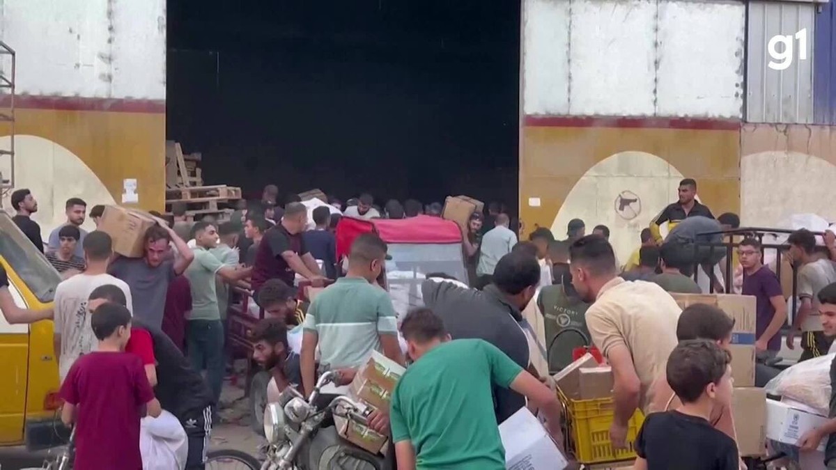 Após 3 semanas de bloqueio israelense, moradores de Gaza invadem armazéns da ONU em busca de comida; VÍDEO