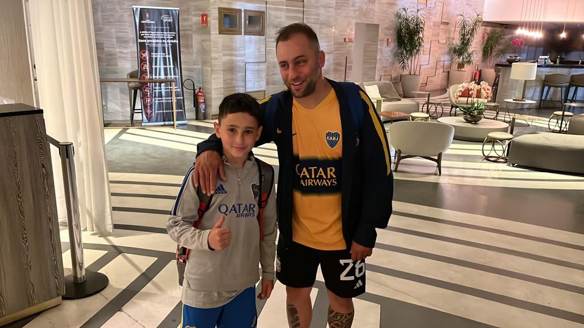 Torcedor mirim do Boca Juniors que viralizou por vender videogame ganha ingresso para final da Libertadores