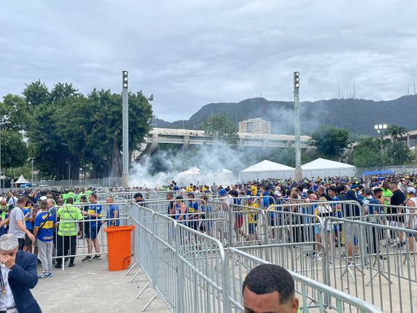 Torcedores do Boca Juniors invadem área de acesso ao Maracanã; vídeo