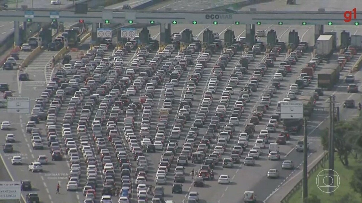 Motoristas encontram fila gigantesca para chegar ao litoral de SP em feriado com onda de calor