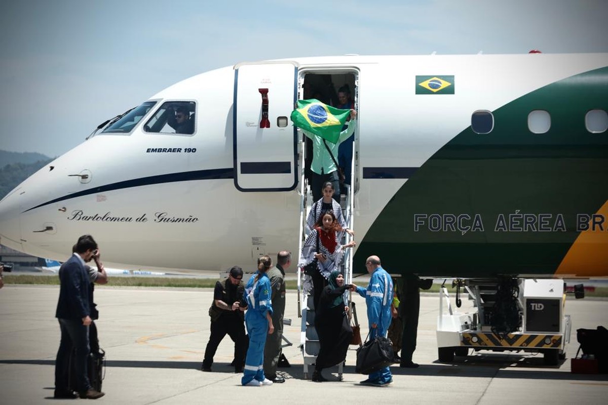 Repatriados de Gaza chegam a São Paulo e vão para casa de parentes e abrigo