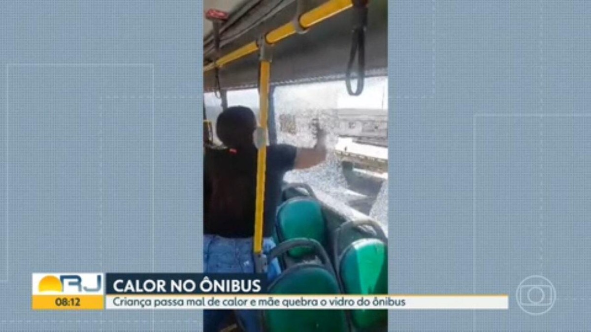 VÍDEO: mãe quebra janela de ônibus após criança passar mal com o calor