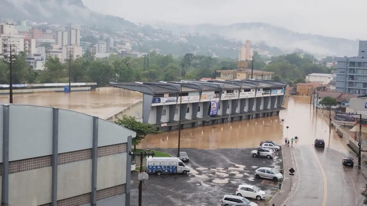 Estádio de futebol em Rio do Sul é atingido por cheia e gramado fica coberto pela água