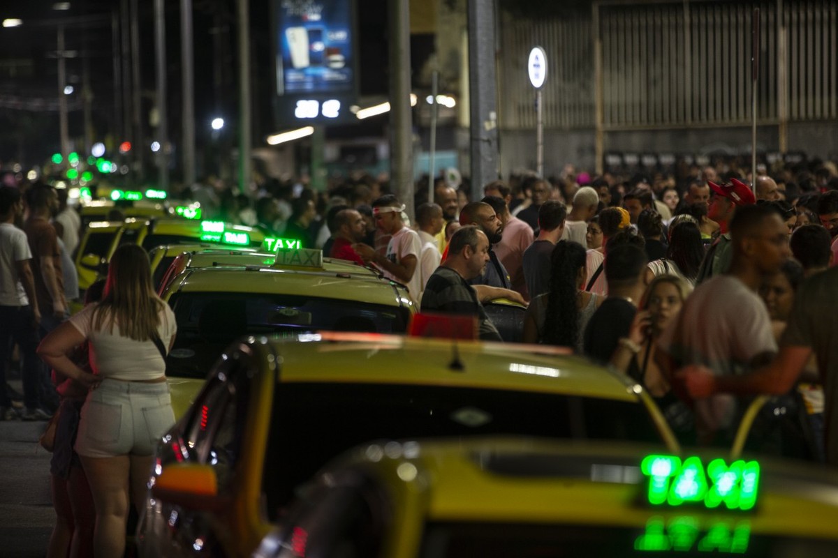 Taxistas cobram no ‘tiro’ na saída de eventos e aeroportos: corrida do Engenhão a Copacabana por até R$ 500