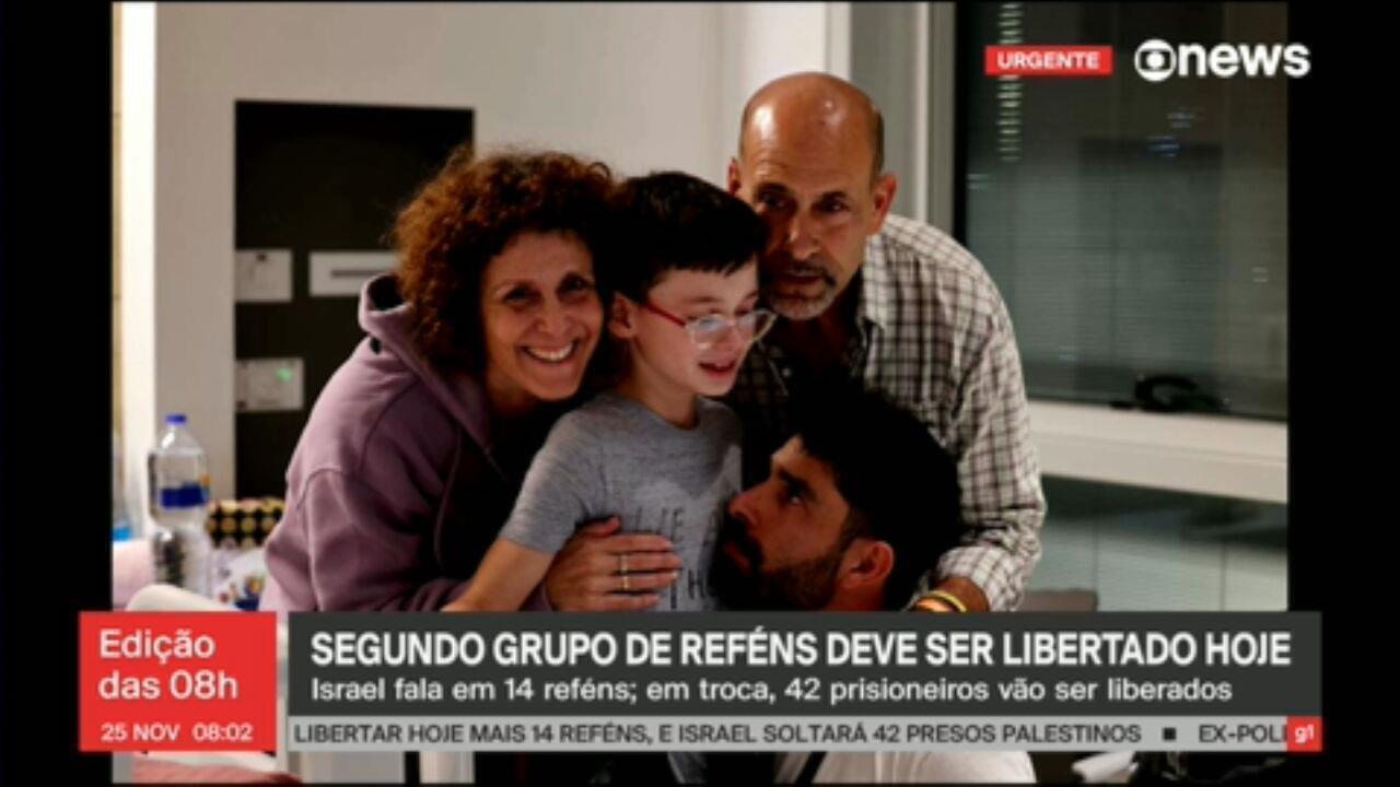 Vídeo mostra reencontro de menino com a família após ser libertado pelo grupo terrorista Hamas | Globo News Jornal Globonews