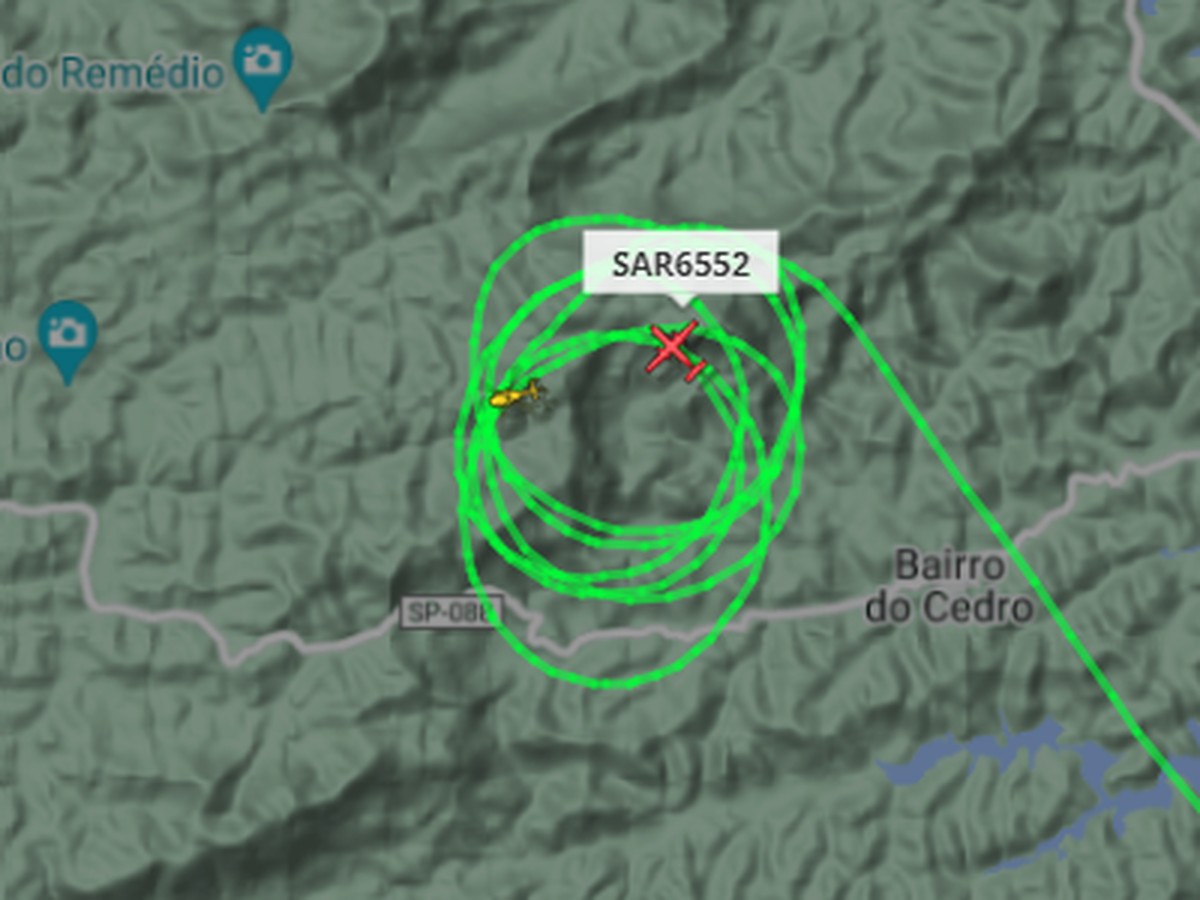 Imagem mostra avião da FAB sobrevoando área de queda de helicóptero em SP