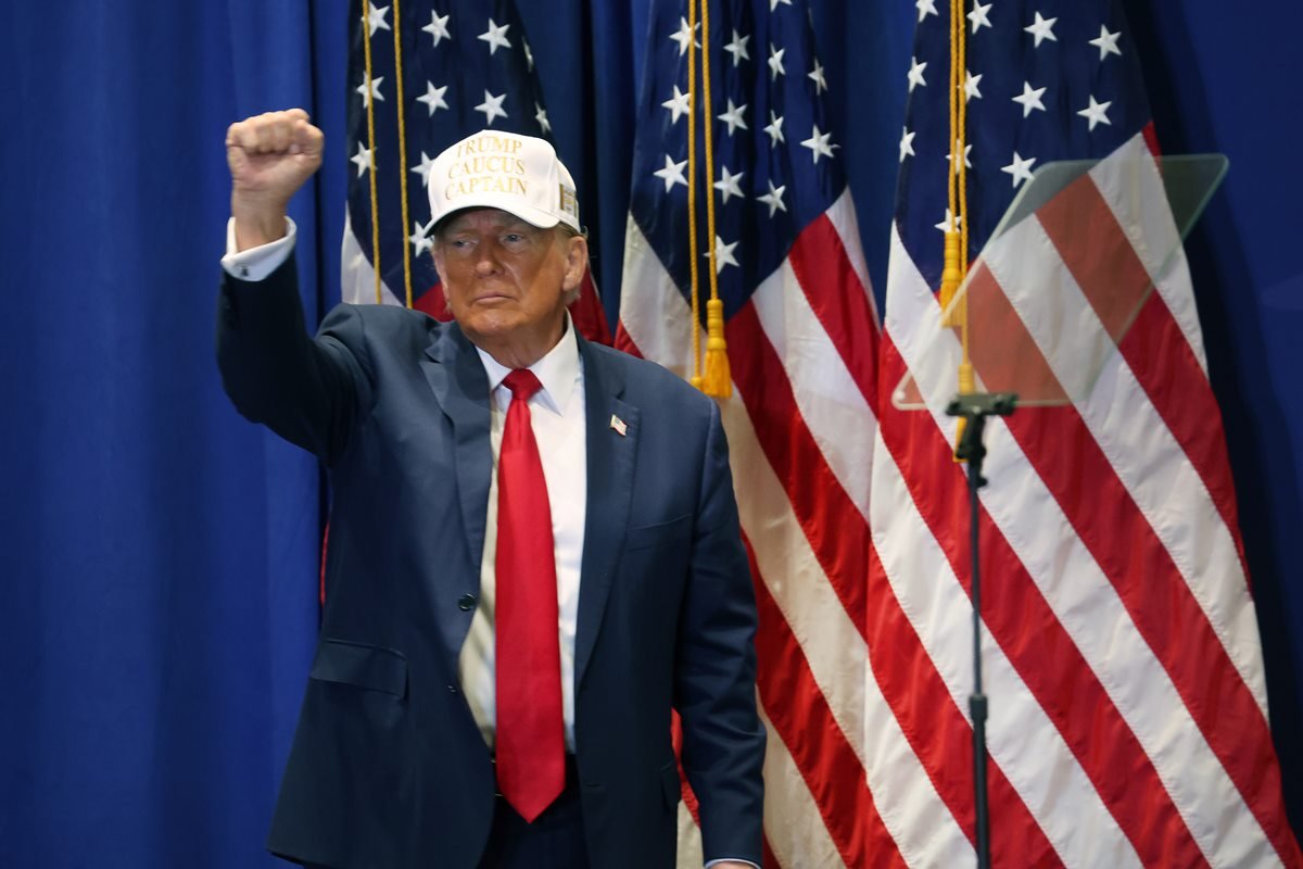 EUA: começam prévias do Partido Republicano; Trump lidera boca de urna