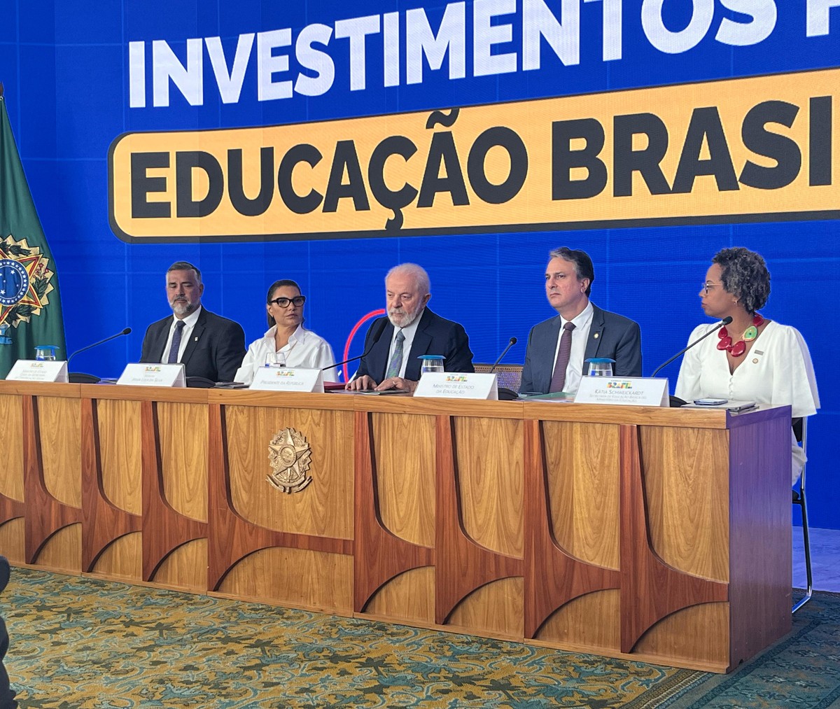 Pé de Meia: alunos de baixa renda do ensino médio público receberão R$ 2 mil por ano, além de bônus, diz ministro da Educação