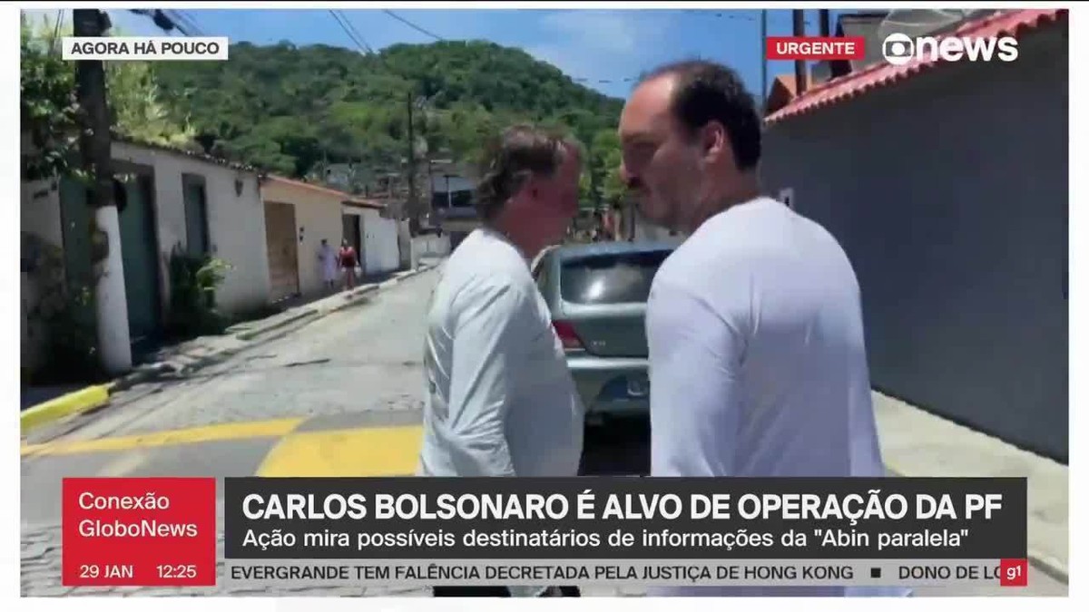 PF fez buscas contra Carlos em casa onde Bolsonaro fez live; ex-presidente e filhos deixaram o local de barco