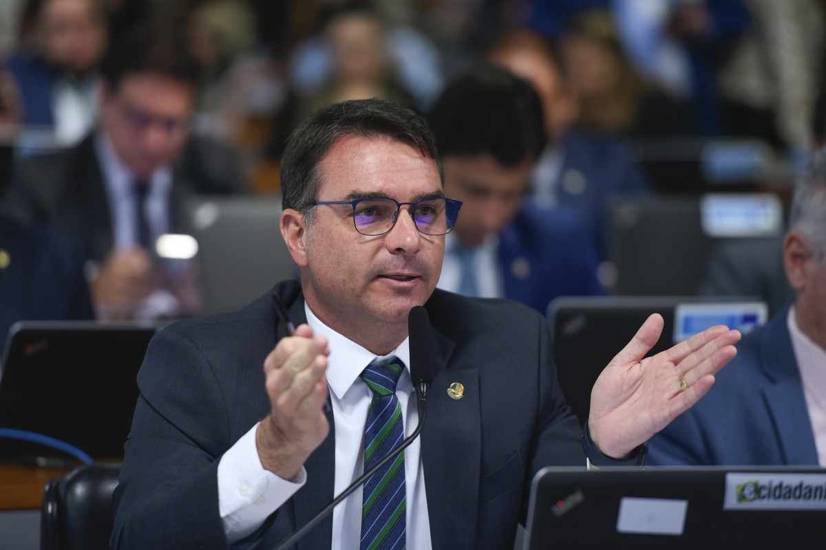 Flávio Bolsonaro acha que será próximo alvo da PF na investigação sobre Abin