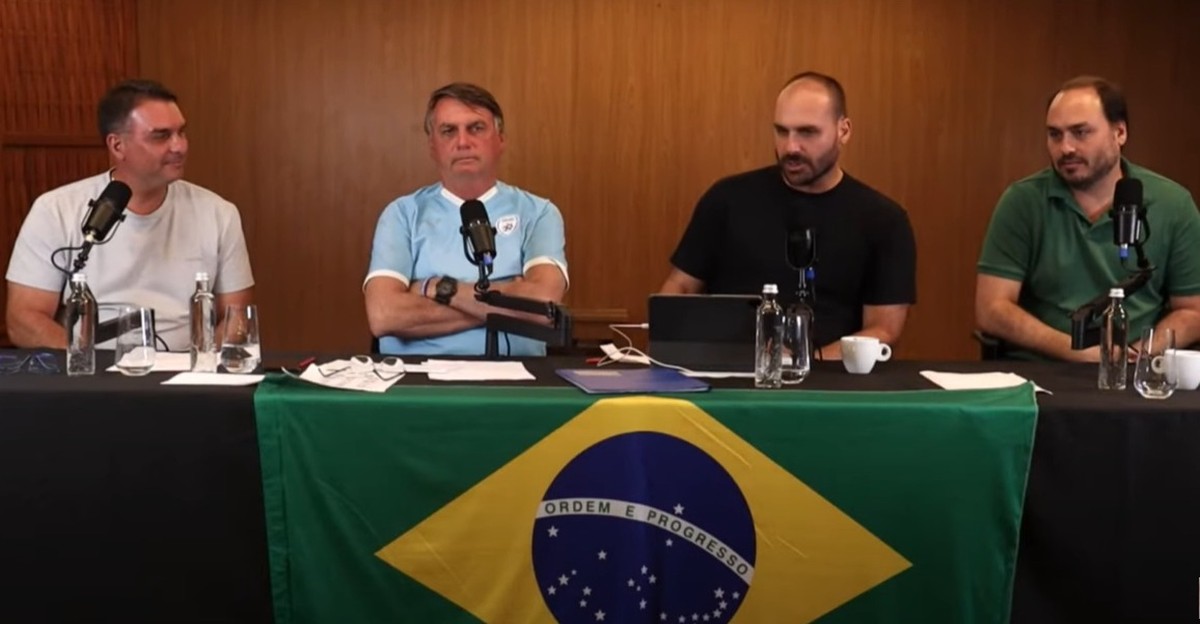 Possível divulgação de que aliados eram monitorados causa pânico no clã Bolsonaro